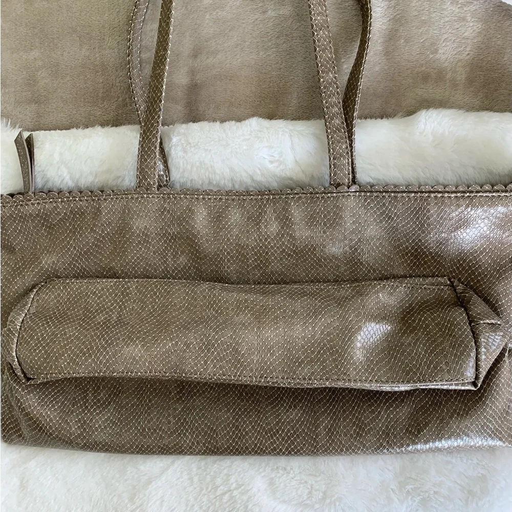 NEW YORK & COMPANY NWT! Faux Snakeskin Tote Taupe‎ Handles/Zippers/Compartments